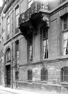 hotel_de_lauzun_ou_hotel_de_pimodan_-_facade_sur_rue_porte_fenetres_et_balcon_-_paris_04_-_mediatheque_de_larchitecture_et_du_patrimoine_-_apmh00004496.jpg